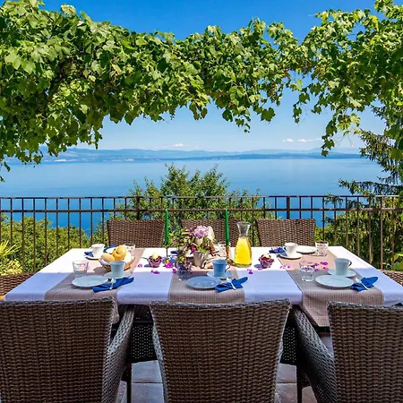 بيت للعطل Luxurious In Moscenicka Draga